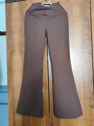 Pantalones acampanados marrones