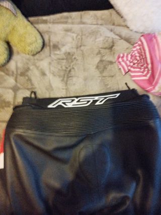 Chaqueta moto RST cuero negra roja