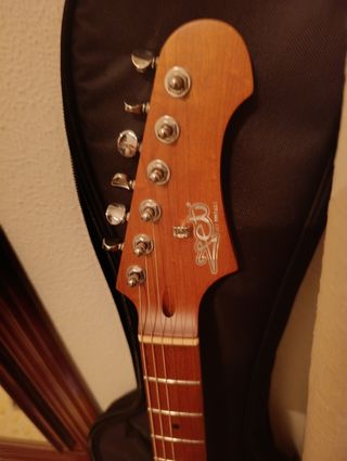 Guitarra eléctrica JET dorada