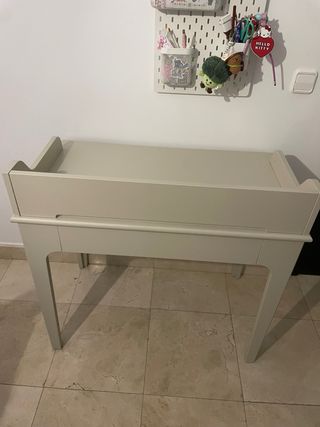 Escritorio beige de madera