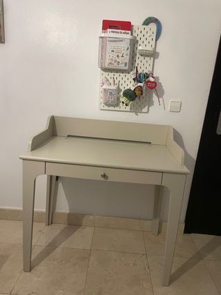 Escritorio beige de madera