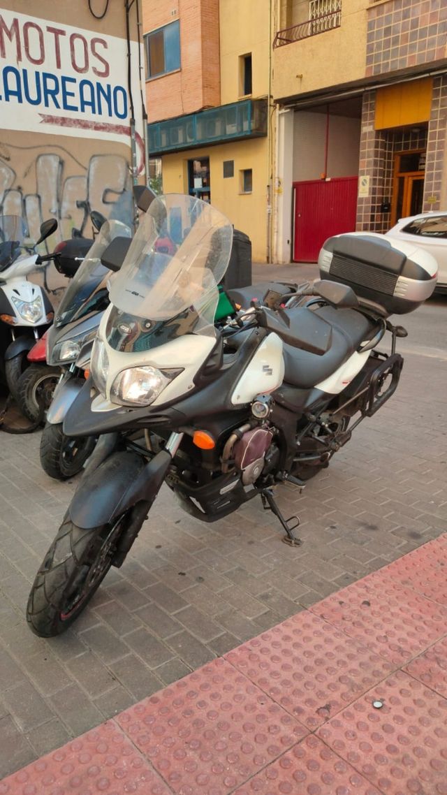 Suzuki V-Strom 650 blanca