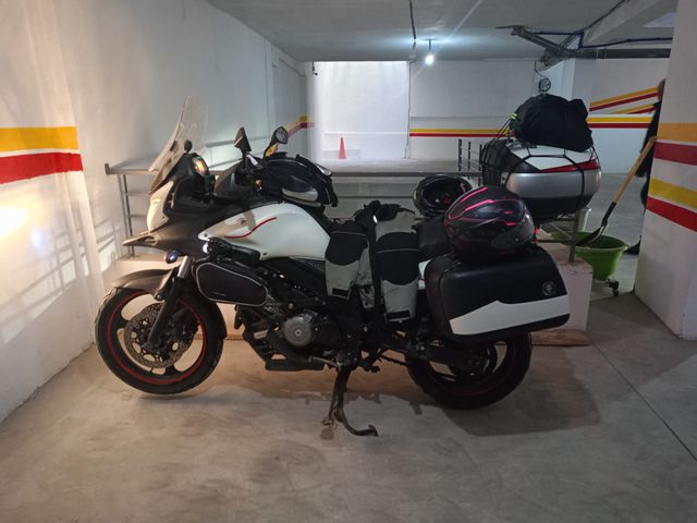 Suzuki V-Strom 650 blanca