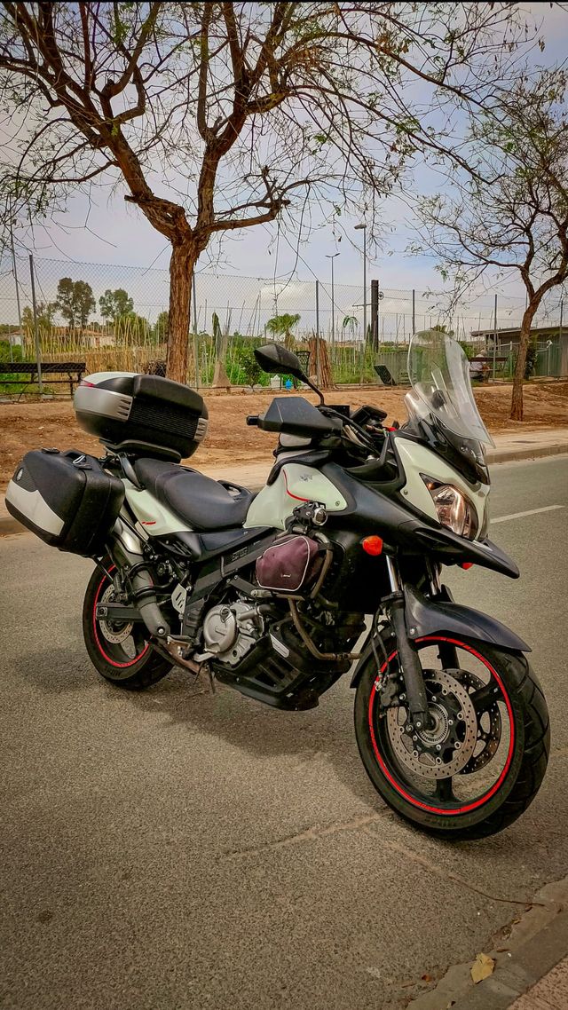 Suzuki V-Strom 650 blanca