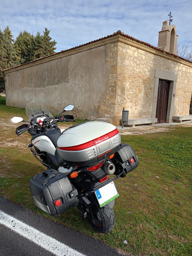 Suzuki V-Strom 650 blanca