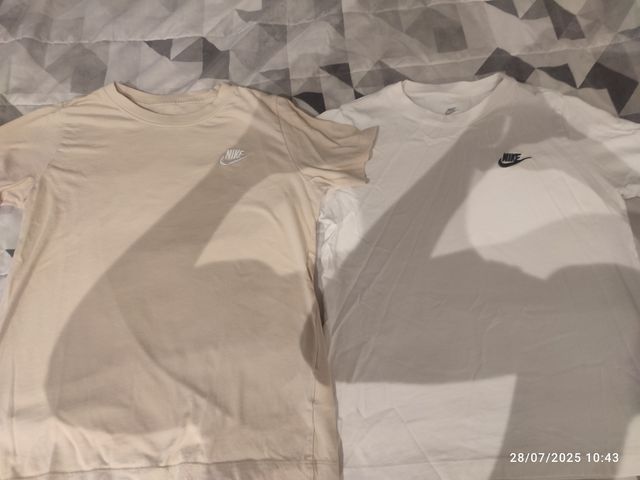 2 Camisetas Nike - Beige y Blanca