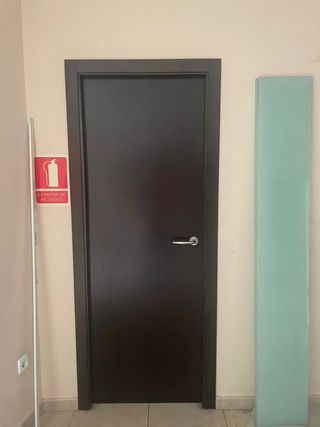 4 puertas de madera oscura