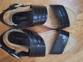 Sandalias Uterqüe negras T.39