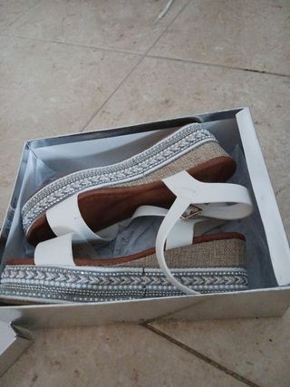 Sandalias cuña blancas