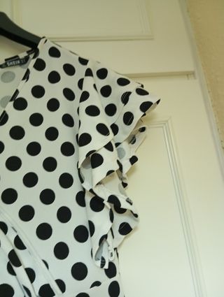 Vestido lunares blanco y negro