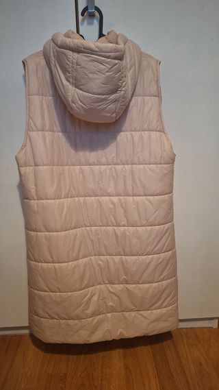 Chaleco acolchado rosa con capucha