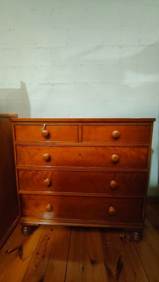 Cómoda 5 cajones madera oscura
