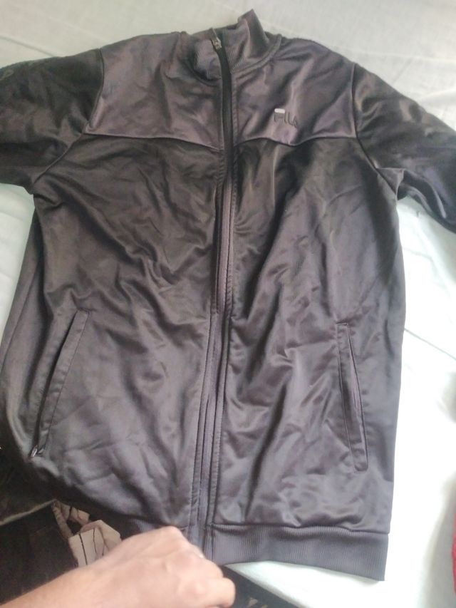 Sudadera negra deportiva