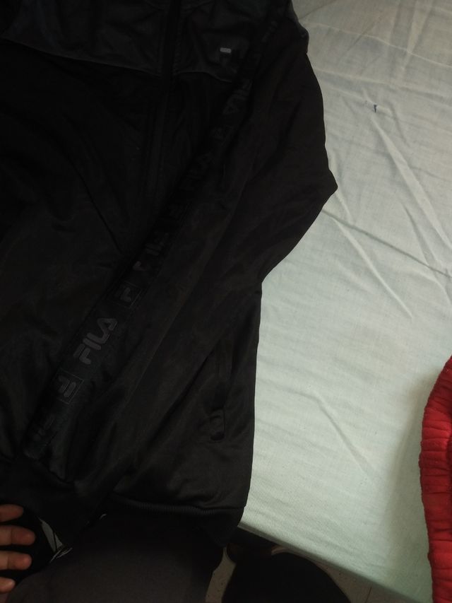 Sudadera negra deportiva