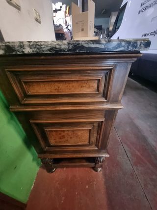 Aparador antiguo de madera y mármol