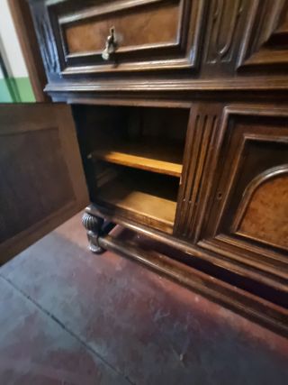 Aparador antiguo de madera y mármol