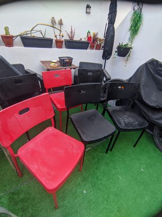Sillas Ikea rojas y negras