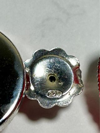 Pendientes largos rojos, blancos de plata