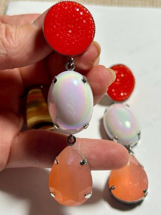 Pendientes largos rojos, blancos de plata