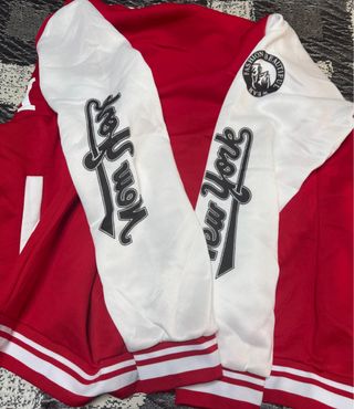 Cazadora roja universitaria