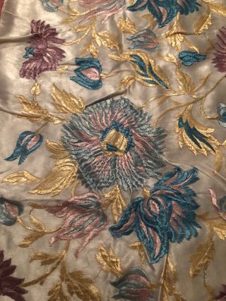 Mantón seda bordado multicolor