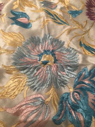 Mantón seda bordado multicolor