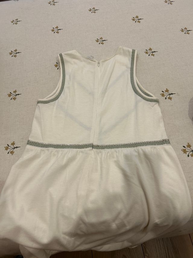 Vestido beige con detalles verdes