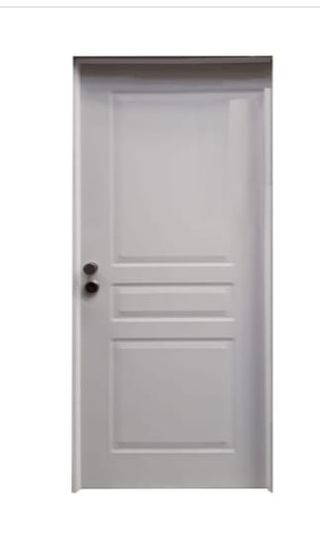 Puerta exterior blanca

