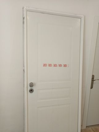Puerta exterior blanca
