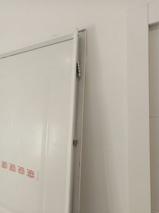 Puerta exterior blanca
