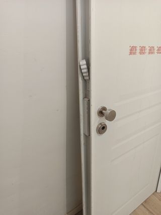 Puerta exterior blanca
