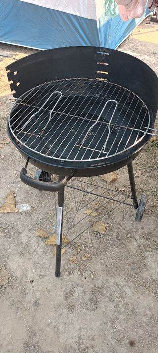 Barbecue a carbonella, nero.