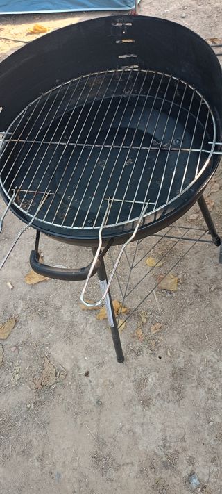 Barbecue a carbonella, nero.