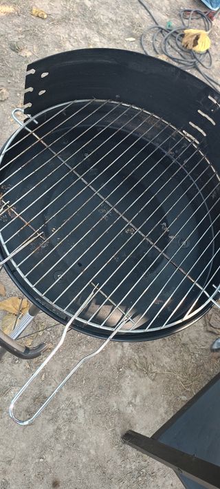 Barbecue a carbonella, nero.