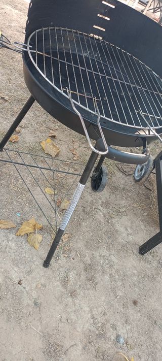 Barbecue a carbonella, nero.