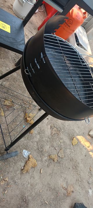 Barbecue a carbonella, nero.