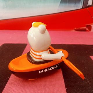 Orsetto Duracell in canoa