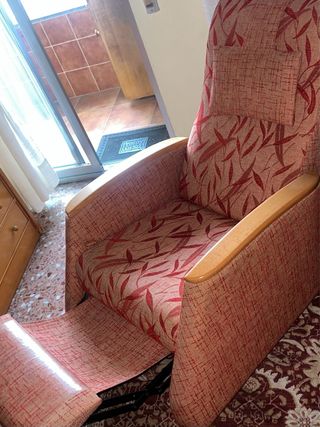 Sillón reclinable rojo y marrón