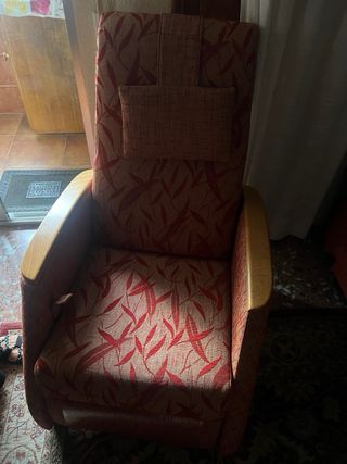 Sillón reclinable rojo y marrón