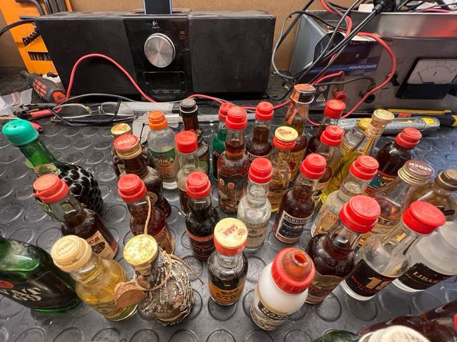 botella en miniatura antigua licores vacío