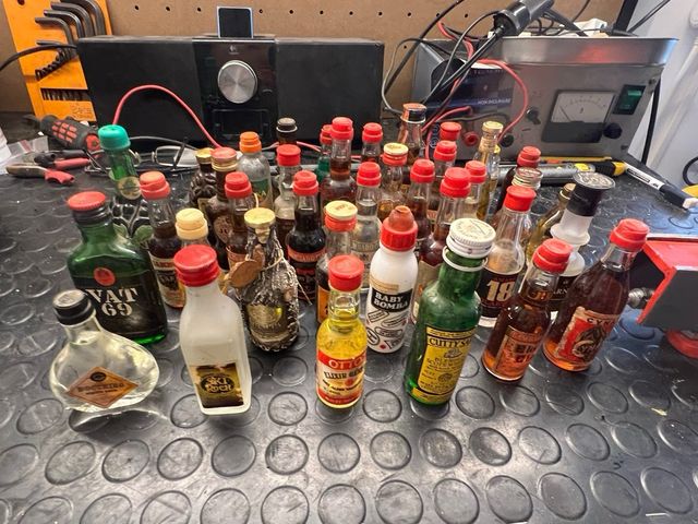 botella en miniatura antigua licores vacío