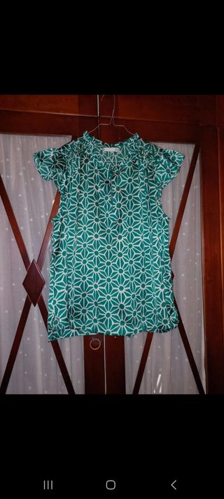Blusa estampada verde y blanca