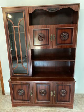 Mueble madera con vitrina