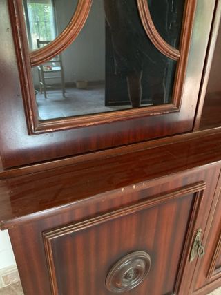 Mueble madera con vitrina