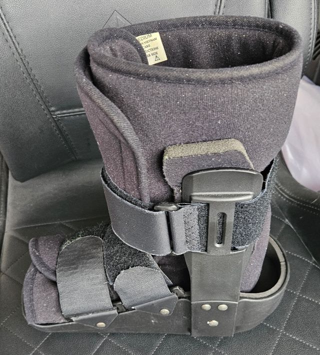 Bota walker ortopédica.