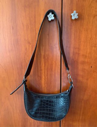 Bolso bandolera negro efecto cocodrilo