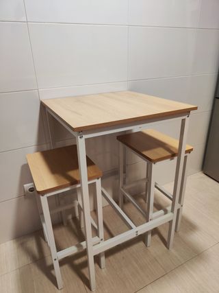 Mesa alta con 2 taburetes