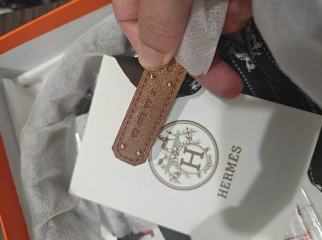 Cinturón Hermès marrón con hebilla dorada