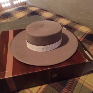 Traje Jimenez con sombrero