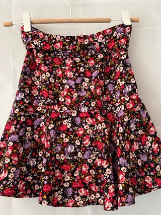 Falda con estampado de flores de Stradivarius 